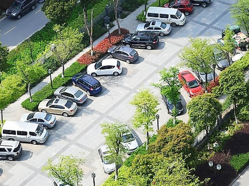小区停车场